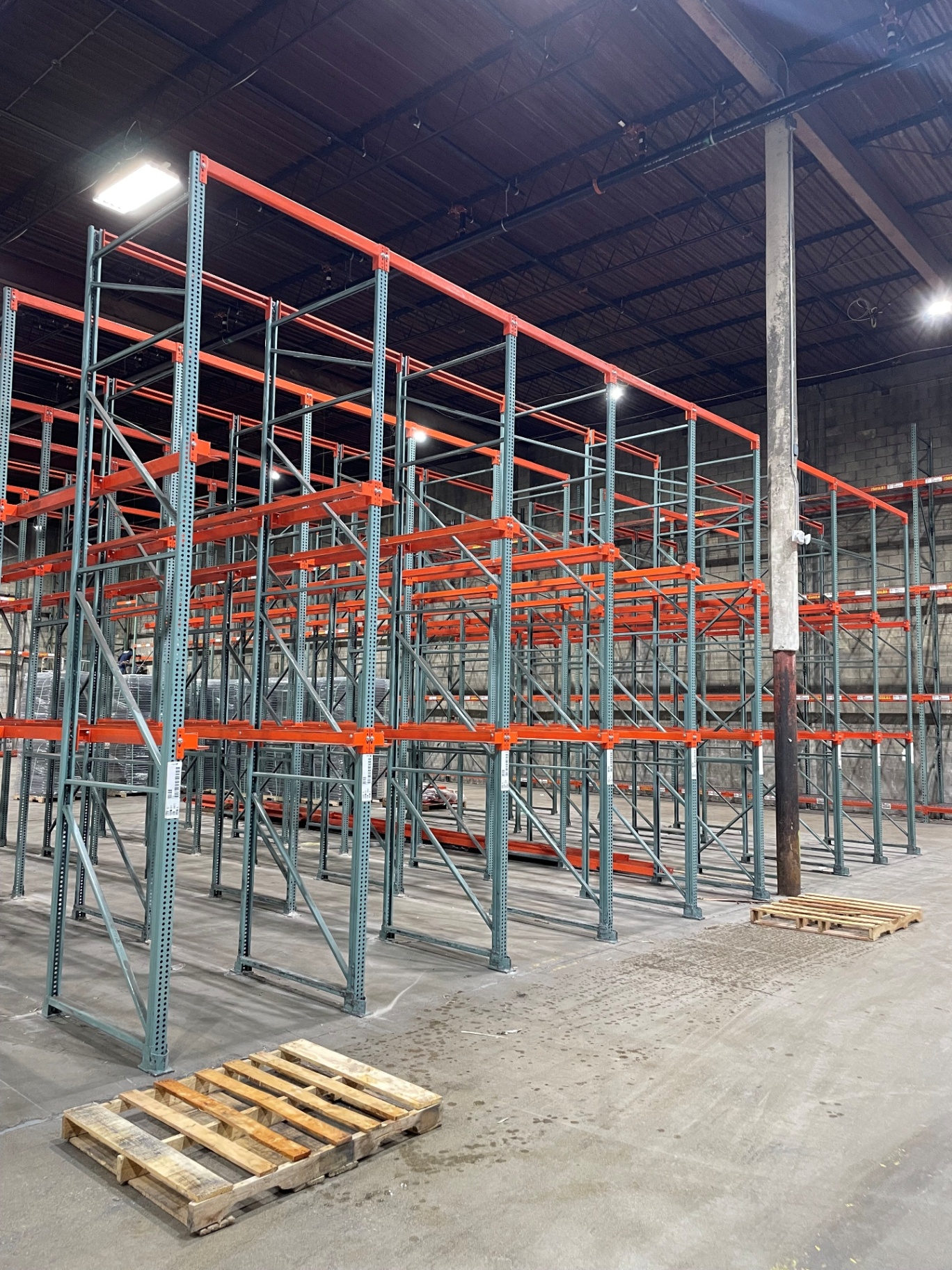 Drive-in pallet racking with deep storage bays