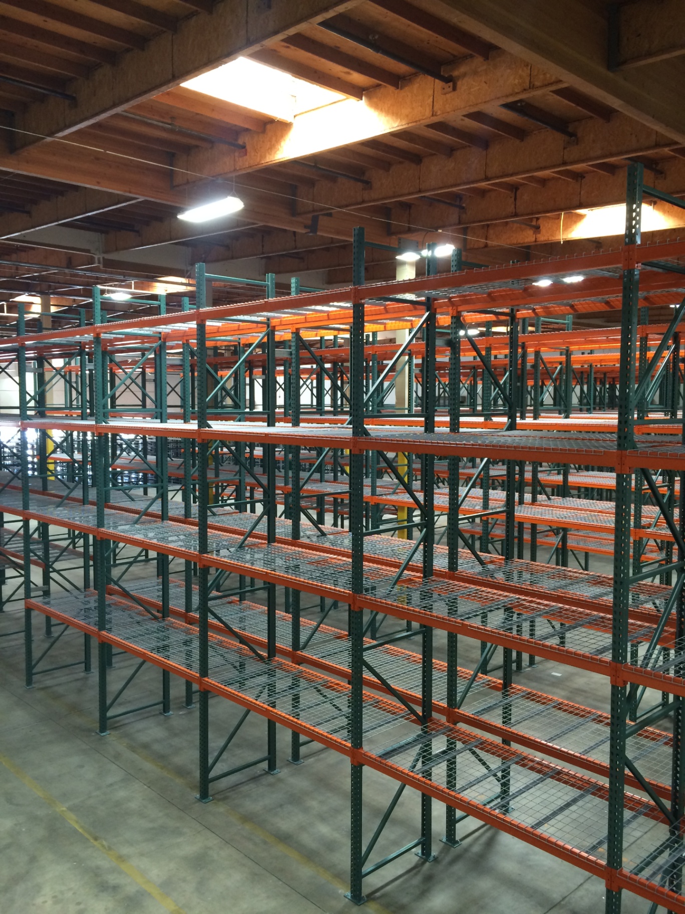 Selective pallet racking with wire decking