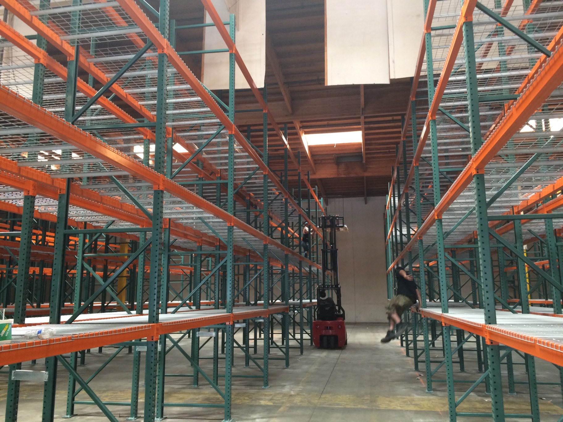 Selective pallet racking in a warehouse