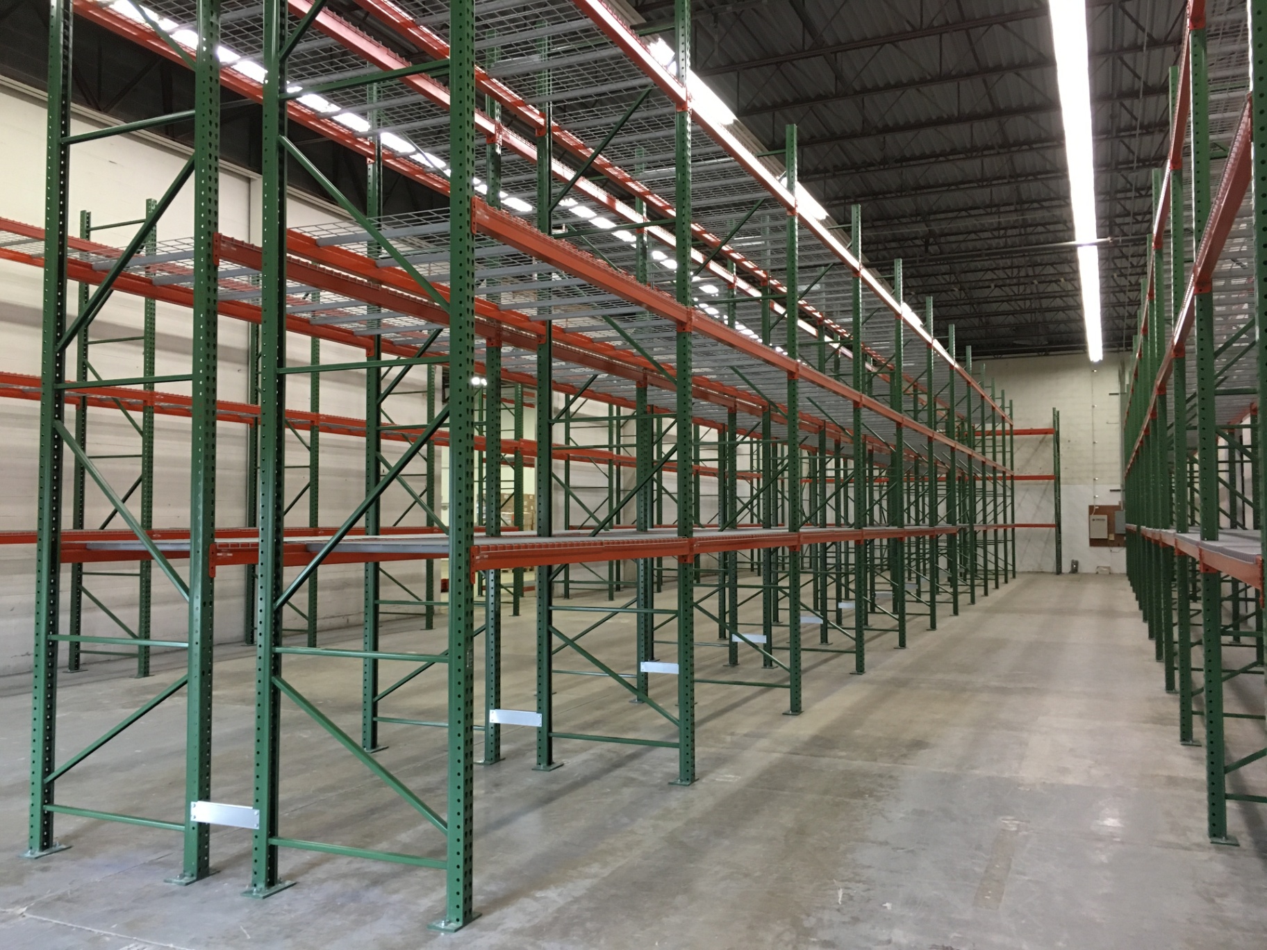 Selective pallet racking in a warehouse
